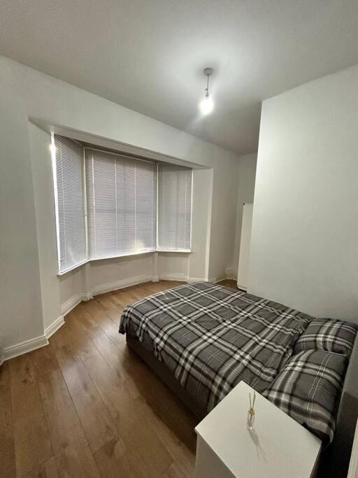 Leicester Spacious Flat With Free Parking Экстерьер фото
